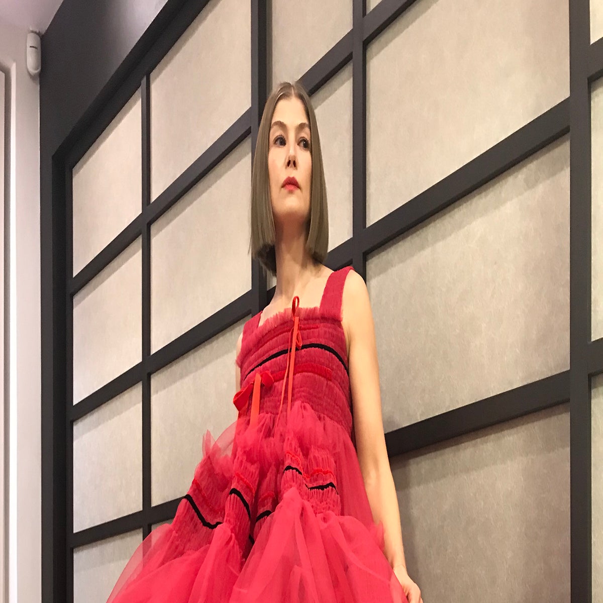 rosamund pike golden globes dress Rosamund Pike Explains Her Viral Golden Globes 2024 Red Carpet Look