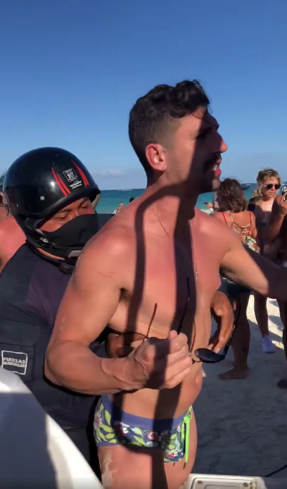 <p> Una pareja gay fue esposada por policías armados “por besarse” en una playa de México</p>