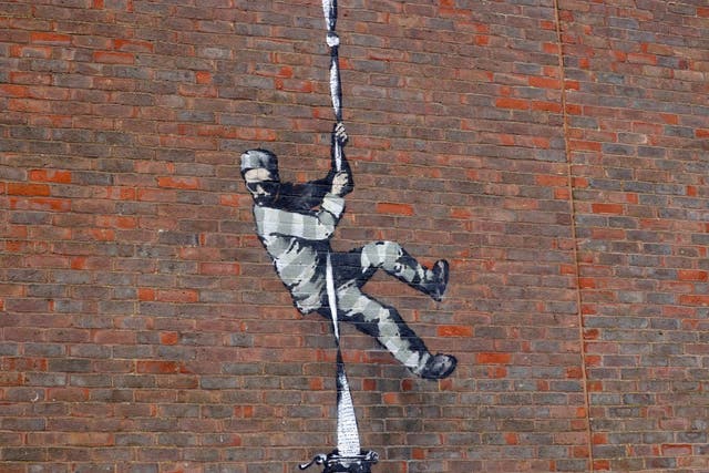 <p> Una posible obra de arte de Banksy que representa a un recluso que se escapa en la prisión de HM.</p>