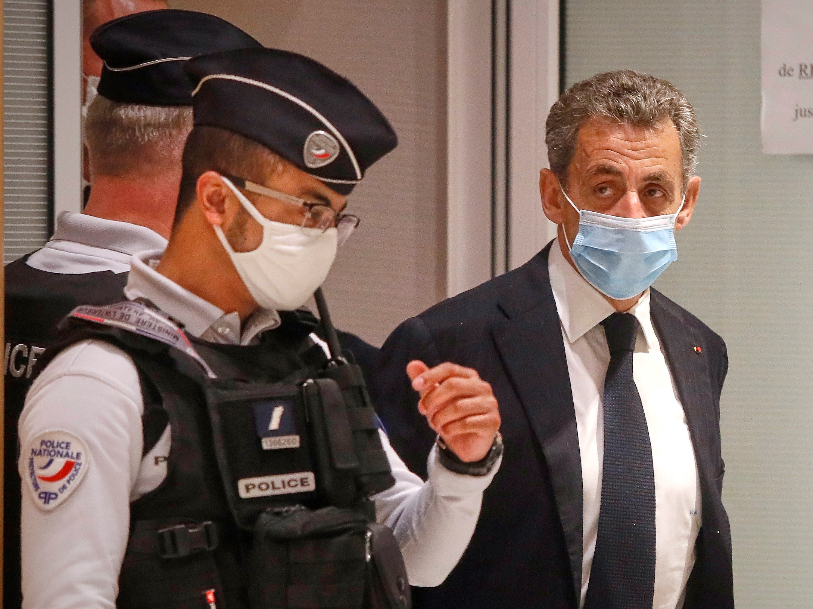 El ex presidente francés Nicolas Sarkozy abandona la corte después de la apertura de su juicio por corrupción e influencia pedaleando el 23 de noviembre de 2020 en París, Francia.