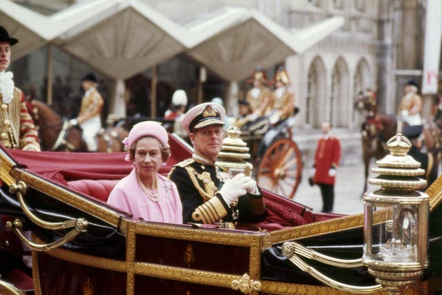 El 7 de junio de 1977, la reina Isabel II y el príncipe Felipe viajan en un carruaje durante las celebraciones del Jubileo de Plata en Londres.
