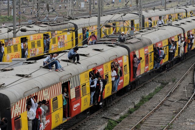 <p>Passengers walked on track of Central Railway, traffic signals stopped working and stock exchange halted work after the huge power failure in Mumbai on 12 October, 2020</p>