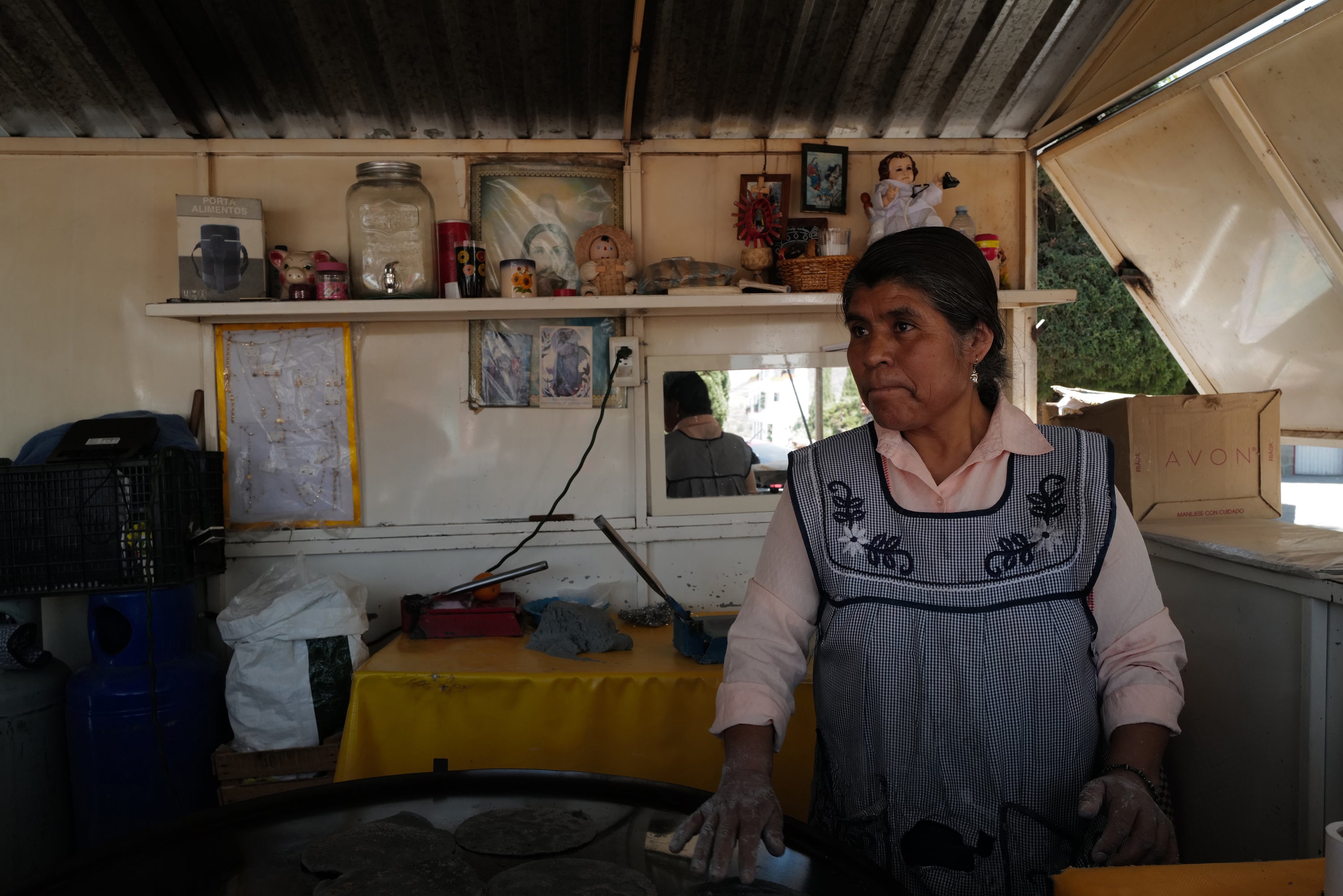 A woman works at a taco stand near San Pedro’s vaccination site