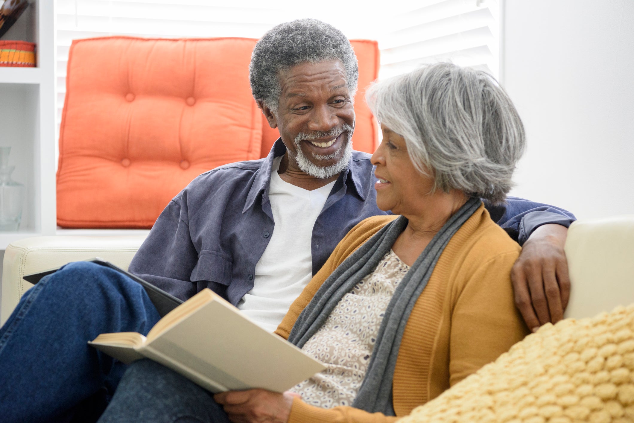 The reader is also an observer, who adapts gestures, facial expressions and intonation in response to cues