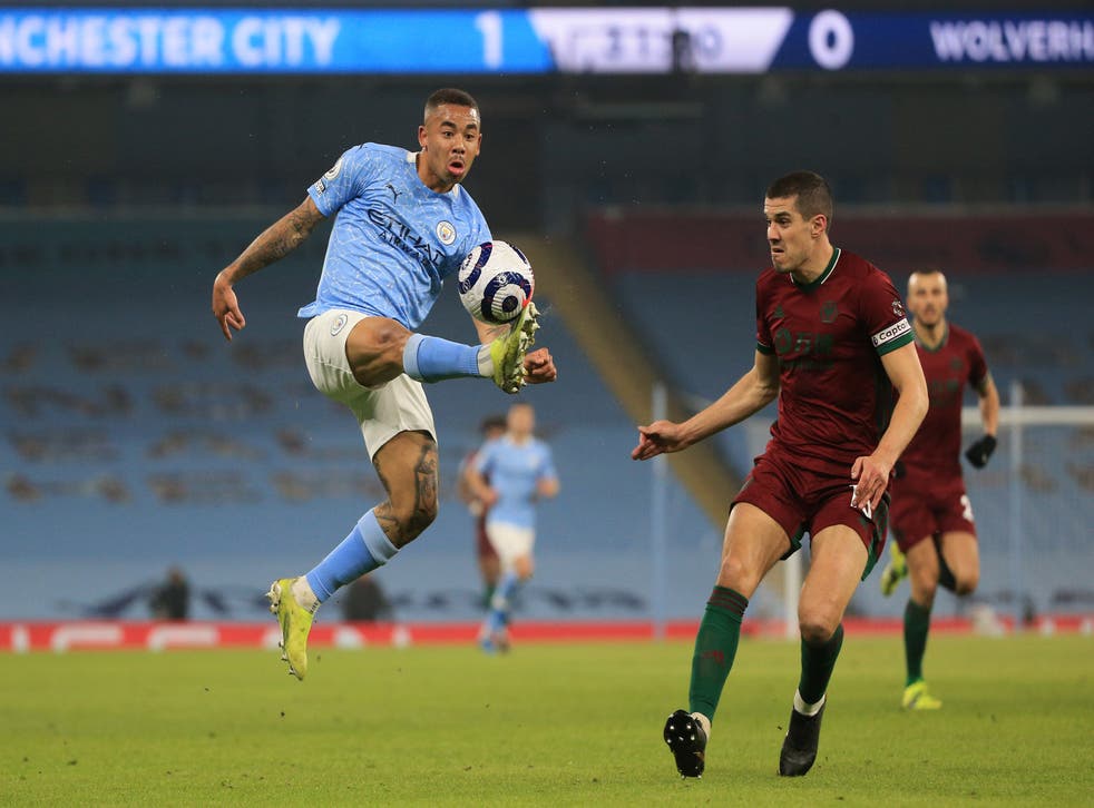 Gabriel Jesus controls the ball under pressure