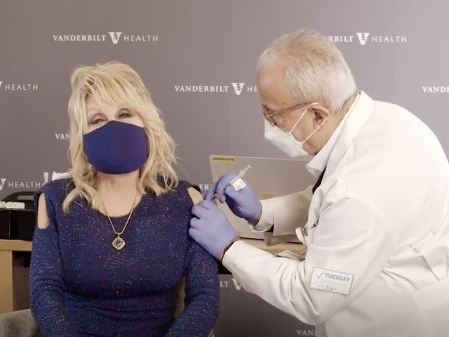 <p>Dolly Parton ha recibido su primer dosis de la vacuna COVID -19, después de que ella donó $1 millón al Fondo de Investigación para el coronavirus el año pasado  </p>