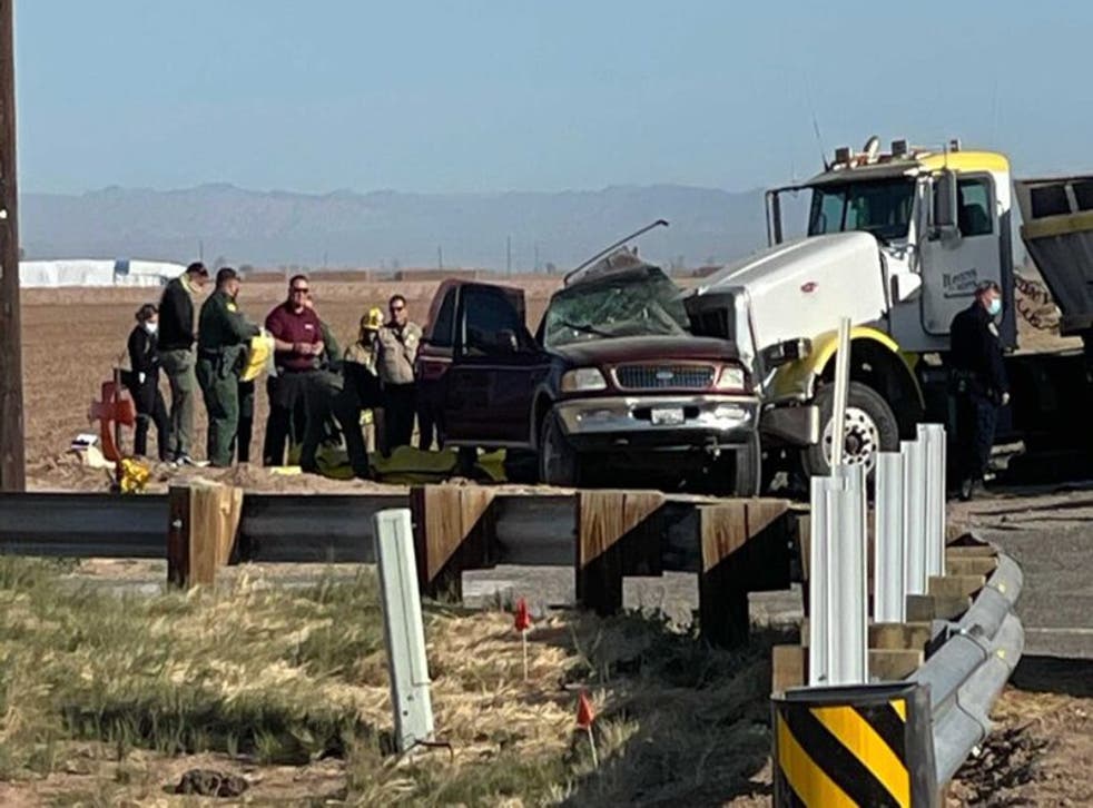 <p>La escena después del accidente vial en Holtville, California, el 2 de marzo del 2021. Foto tomada de KYMA. </p>
