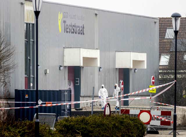 <p> Se produjo una explosión en un centro de pruebas de coronavirus en los Países Bajos antes del amanecer del miércoles, rompiendo ventanas pero sin causar heridos   </p>