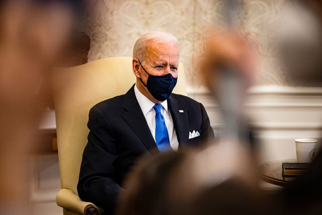 <p>WASHINGTON, DC - 3 DE MARZO: El presidente Joe Biden celebra una reunión sobre el cáncer con la vicepresidenta Kamala Harris y otros legisladores en la Oficina Oval de la Casa Blanca el 3 de marzo de 2021 en Washington, DC. </p>