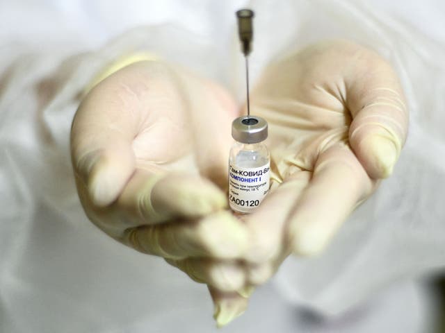 <p>Una enfermera muestra la vacuna Sputnik V (Gam-COVID-Vac) contra la enfermedad del coronavirus (COVID-19) en una clínica en Moscú en medio de la pandemia de enfermedad del coronavirus en curso. - El organismo de control de drogas de la UE dijo el 4 de marzo de 2021 que había comenzado una "revisión continua" de la vacuna contra el coronavirus Sputnik V de Rusia, un paso clave hacia la aprobación para su uso en el bloque de 27 naciones. Rusia dijo que podrá proporcionar su vacuna contra el coronavirus Sputnik V a 50 millones de europeos a partir de junio si es aprobada por la Agencia Europea de Medicamentos. </p>