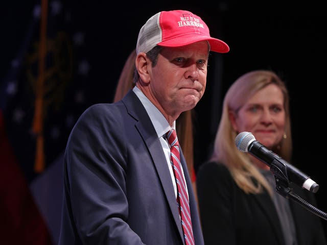 <p> El gobernador deGeorgia, Brian Kemp, ha dicho que apoyaría “absolutamente” a Donald Trump si se convertía en el candidato republicano de 2024  </p>