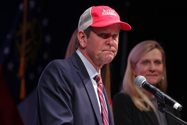 <p> El gobernador deGeorgia, Brian Kemp, ha dicho que apoyaría “absolutamente” a Donald Trump si se convertía en el candidato republicano de 2024  </p>