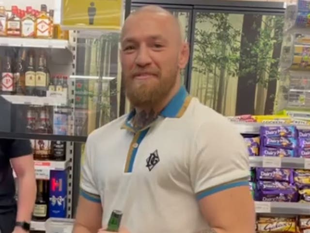 <p> El ex campeón de UFC Conor McGregor ha sido criticado por visitar un supermercado local sin usar un cubrebocas  </p>