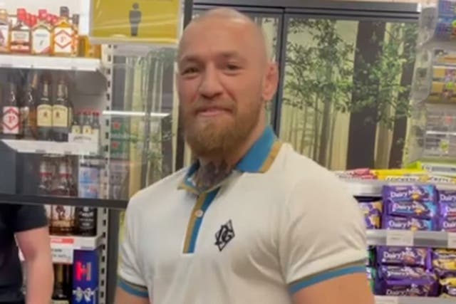 <p> El ex campeón de UFC Conor McGregor ha sido criticado por visitar un supermercado local sin usar un cubrebocas  </p>