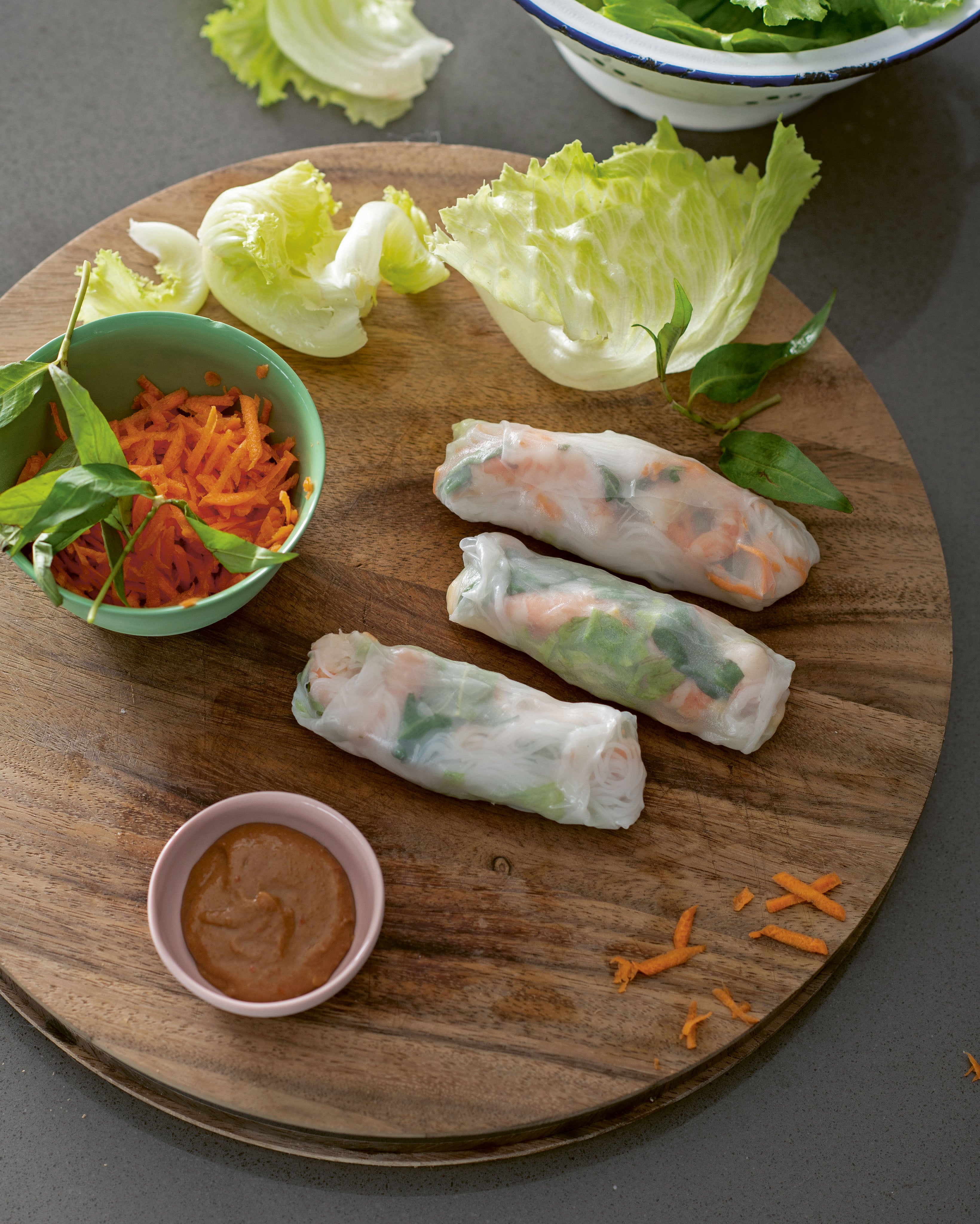 Rice paper rolls with prawns and omelette