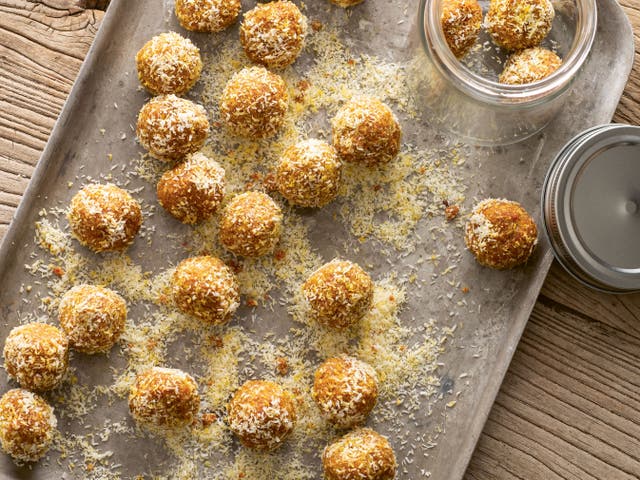 <p>Coconut macadamia energy balls</p>