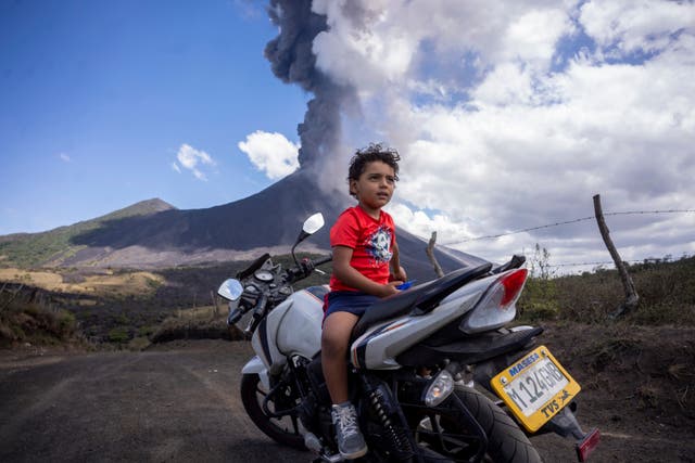 <p>Algunos turistas han aprovechado para hornear pizza con el calor producido por la lava</p>