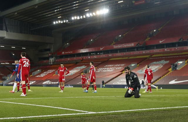 <p>El arquero de Liverpool Alisson reacciona tras el gol de Mason Mount para que Chelsea se impusiera 1-0 en el partido de la Liga Premier inglesa, el jueves 4 de marzo de 2021. </p>