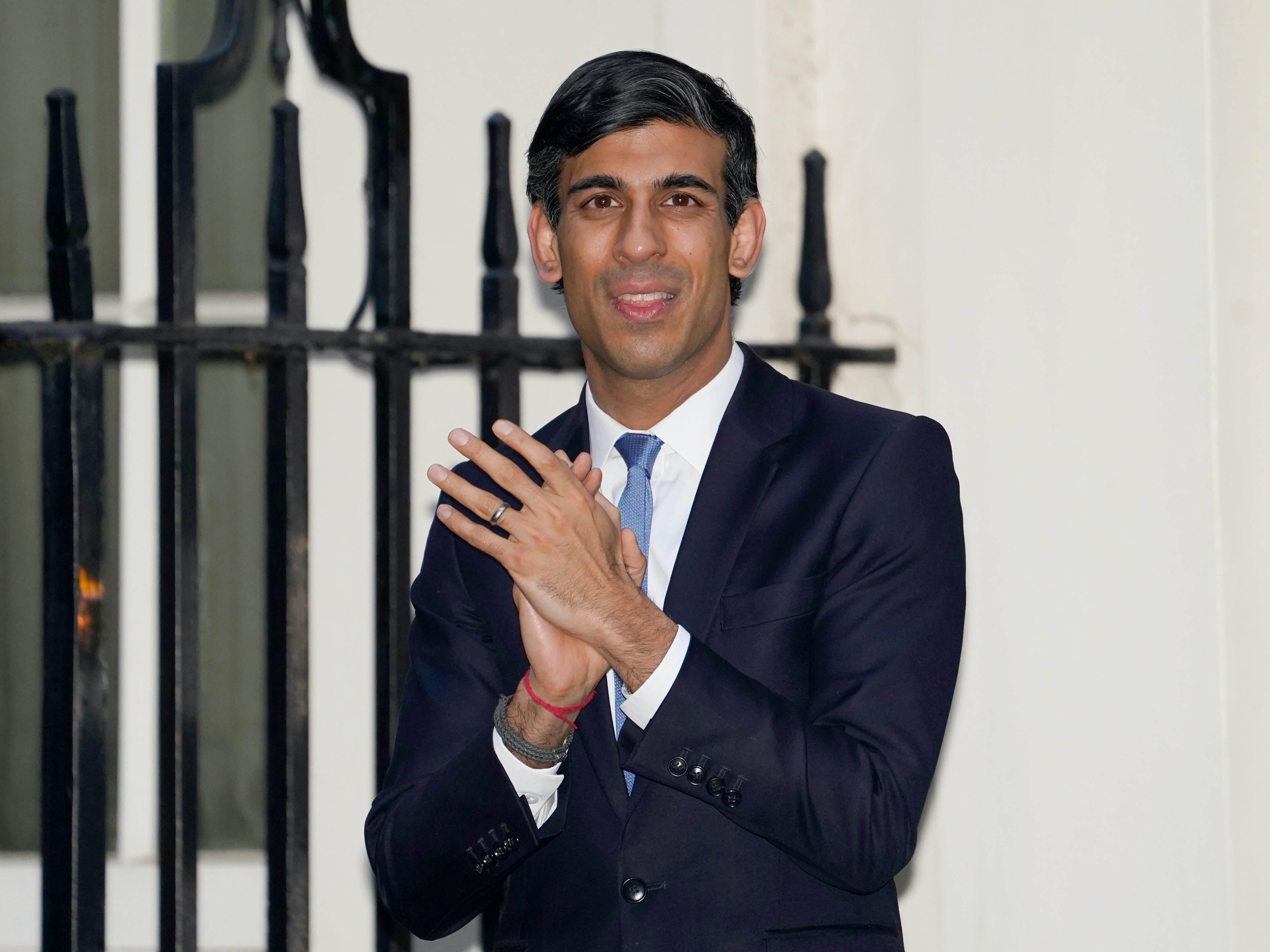 Rishi Sunak joins applause to salute NHS staff in April 2020