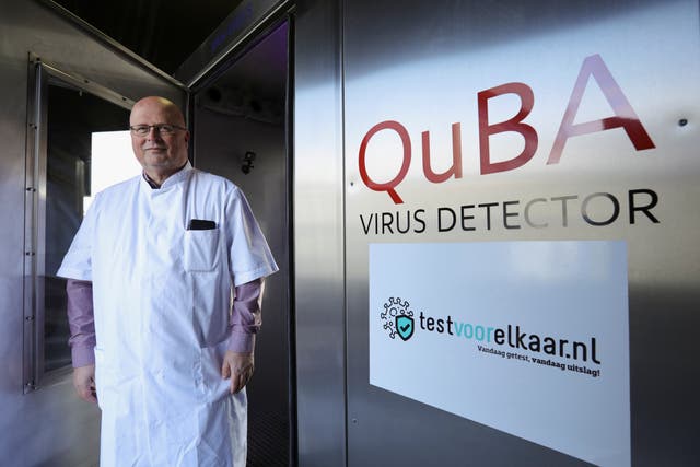 <p>Peter van Wees espera que su método sea una forma más rápida y sencilla de detectar el virus.</p>