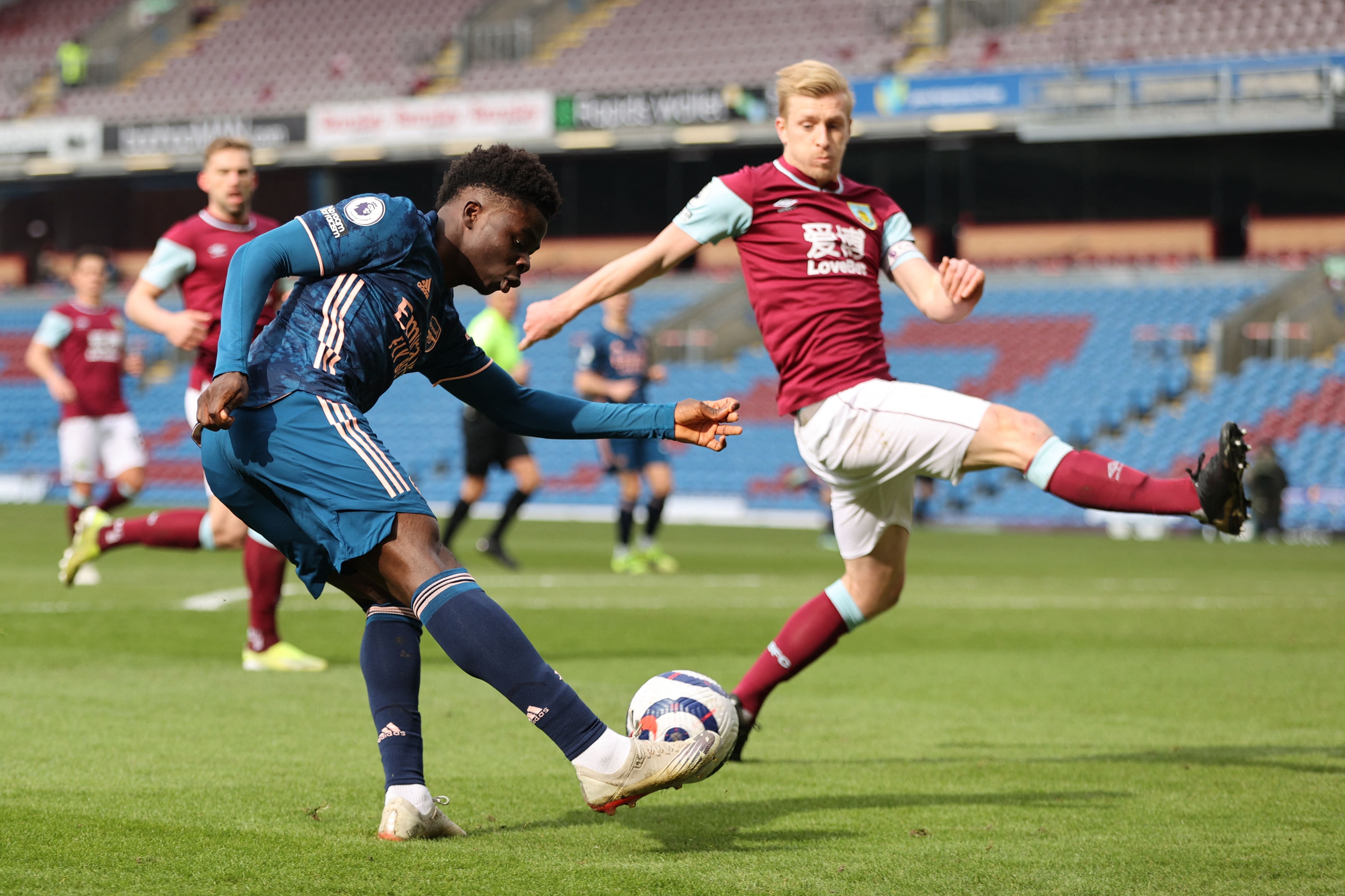 Ben Mee tries to block Bukayo Saka