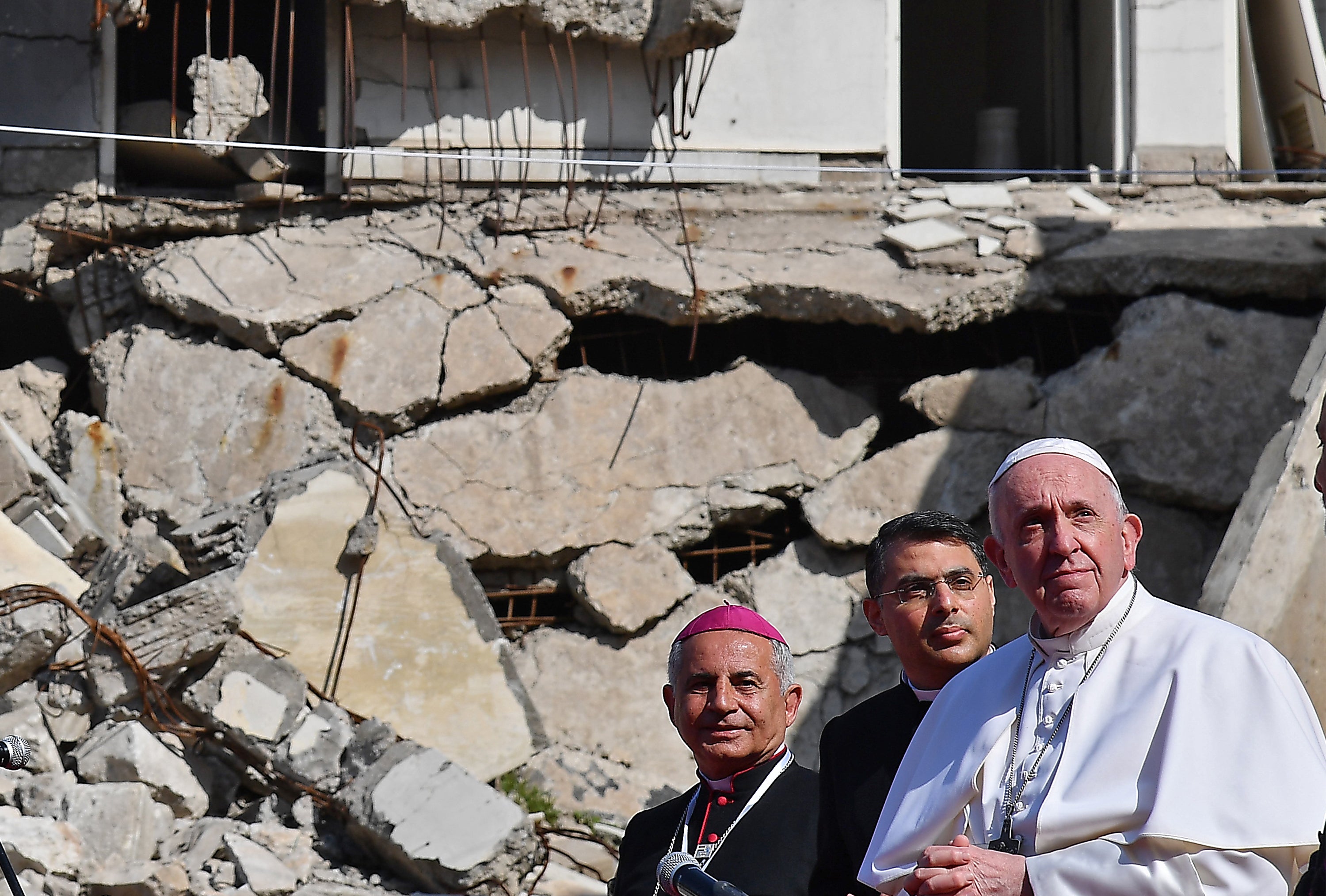 Pope prays for war victims during historic visit to former Isis stronghold of Mosul