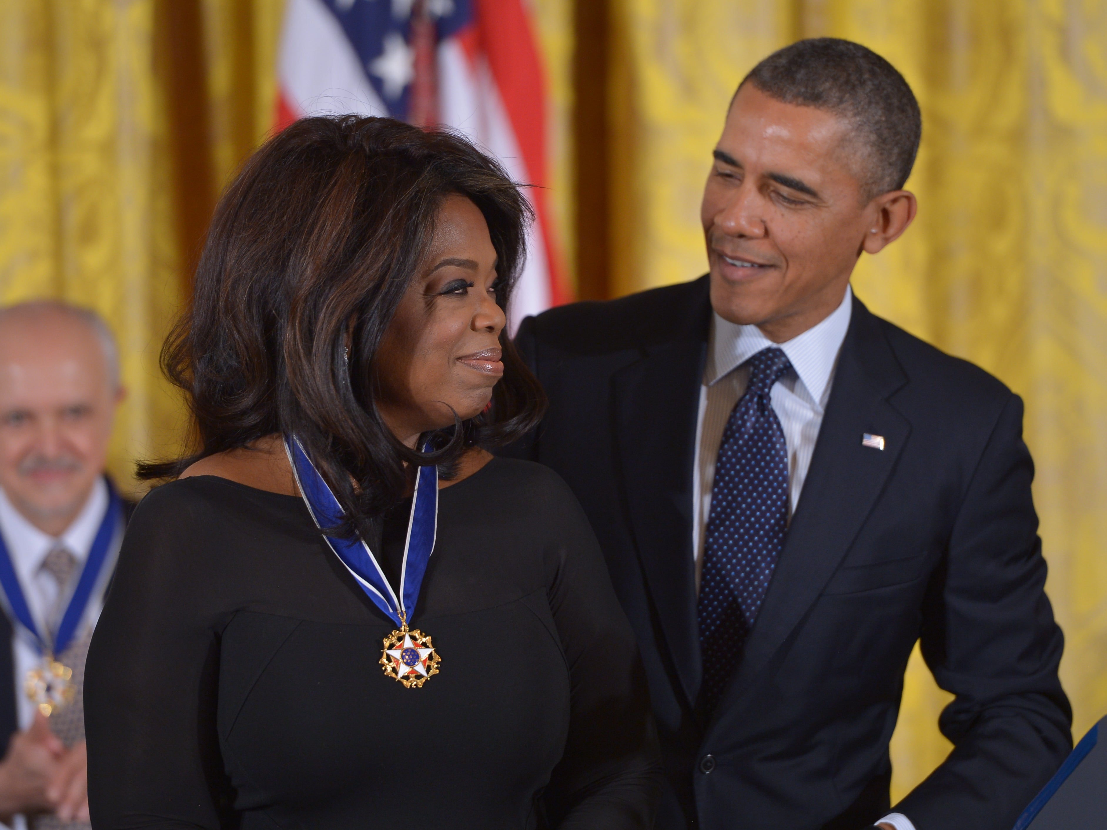 Barack Obama presents the Presidential Medal of Freedom to Oprah Winfrey