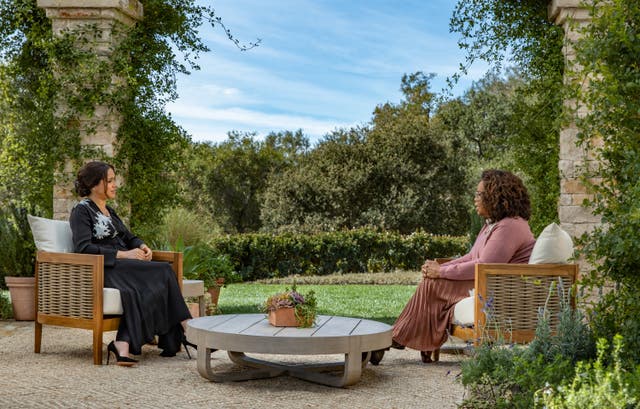 <p>En esta imagen proporcionada por Harpo Productions y publicada el 5 de marzo de 2021, Oprah Winfrey entrevista al príncipe Harry y a Meghan Markle en un especial de horario estelar de CBS que se estrenará en CBS el 7 de marzo de 2021.</p>