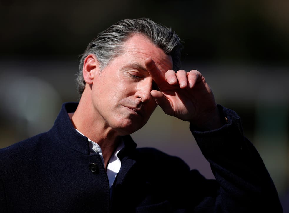El gobernador de California, Gavin Newsom, asiste a una conferencia de prensa el 2 de marzo de 2021 en Palo Alto, California.