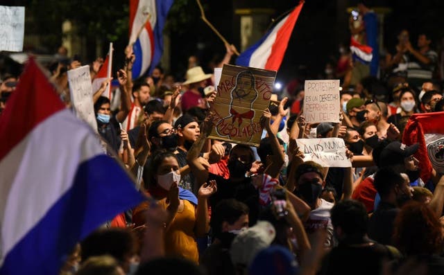 <p>El domingo, las personas que participaron en la marcha se movilizaron al domicilio del expresidente Horacio Cartes</p>