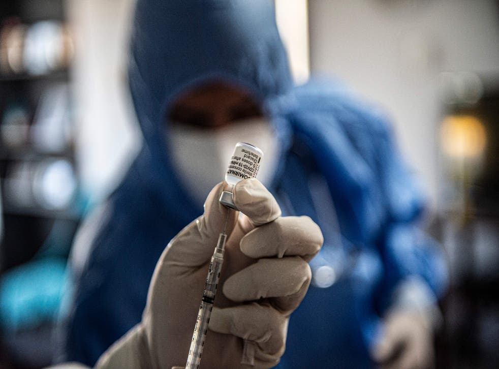 <p>File Image: A health worker prepares a Pfizer-BioNTech vaccine against Covid-19</p>