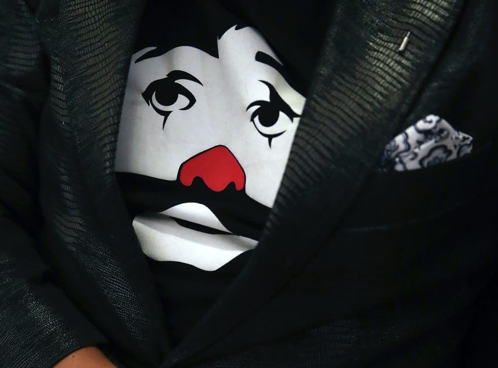 Un hombre porta una camiseta con la imagen de Ricardo González Gutiérrez “Cepillín” durante el velorio del payaso mexicano. El intérprete de “La Feria de Cepillín” falleció el 8 de marzo a causa de complicaciones tras una intervención quirúrgica.