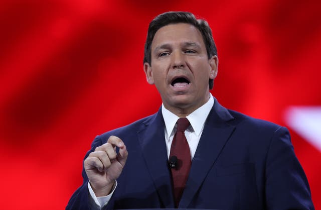 <p>El gobernador de Florida, Ron DeSantis, habla en la inauguración de la Conferencia de Acción Política Conservadora en el Hyatt Regency el 26 de febrero de 2021 en Orlando, Florida. Iniciado en 1974, CPAC reúne a organizaciones conservadoras, activistas y líderes mundiales para discutir temas importantes para ellos. </p>