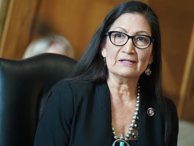 <p>La representante estadounidense Deb Haaland, demócrata de Nuevo México y secretaria del interior nominada, testifica durante una audiencia de confirmación del Comité Senatorial de Energía y Recursos Naturales en Washington, DC el 24 de febrero de 2021.</p>