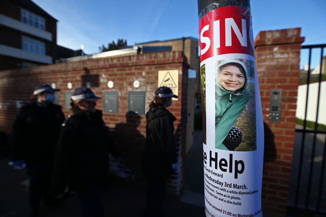 <p>Los agentes de policía realizan un registro de casa en casa en Kingswood Road, Brixton, en busca de la mujer desaparecida Sarah Everard, de 33 años, que salió de la casa de un amigo en Clapham, al sur de Londres, el miércoles por la noche alrededor de las 9 p.m. y comenzó a caminar a su casa en Brixton. Fecha de la fotografía: martes 9 de marzo de 2021. </p>