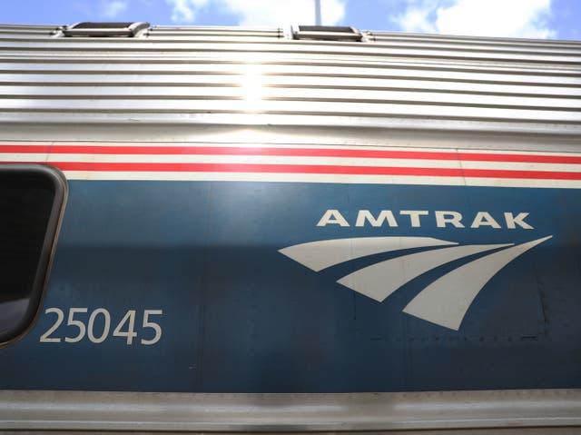 Un tren de Amtrak es visto mientras la gente sube a bordo en la estación de Miami el 24 de mayo de 2017 en Miami, Florida