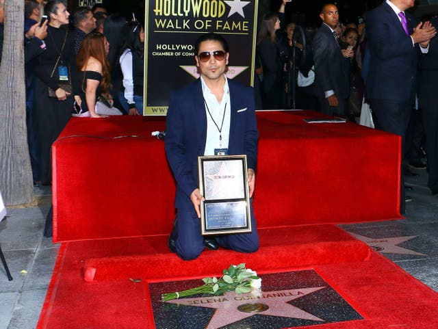 Chris Perez posa con la estrella dedicada a Selena en el Paseo de la Fama de Hollywood el 3 de noviembre de 2017.