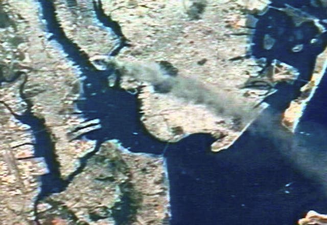 Una imagen fija, tomada de un video de Frank Culbertson enviado desde la Estación Espacial Internacional que muestra una columna de humo que se eleva desde el distrito de Manhattan el 11 de septiembre de 2001 en la ciudad de Nueva York. La vista fue tomada a una altitud de aproximadamente 250 millas.