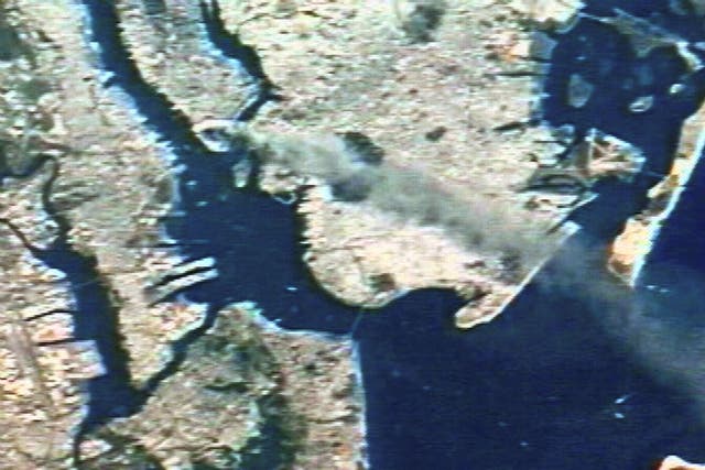 Una imagen fija, tomada de un video de Frank Culbertson enviado desde la Estación Espacial Internacional que muestra una columna de humo que se eleva desde el distrito de Manhattan el 11 de septiembre de 2001 en la ciudad de Nueva York. La vista fue tomada a una altitud de aproximadamente 250 millas.