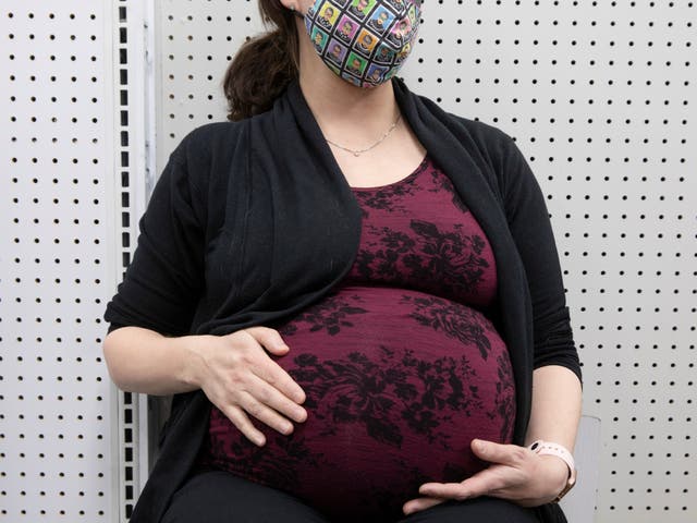 <p>Una mujer embarazada espera recibir una vacuna para la enfermedad del coronavirus (COVID-19) en la farmacia Skippack en Schwenksville, Pensilvania, EE. UU., El 11 de febrero de 2021. </p>