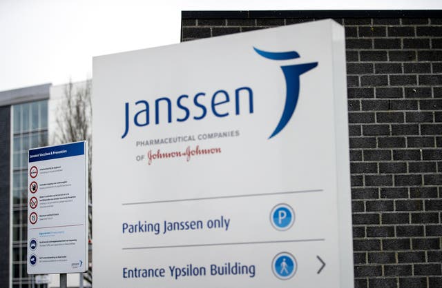 <p>Esta fotografía muestra un cartel en el exterior de la empresa farmacéutica Janssen, en Leiden, el 10 de marzo de 2021. - Los Países Bajos han pedido más de 11 millones de dosis de la vacuna de Leiden. </p>