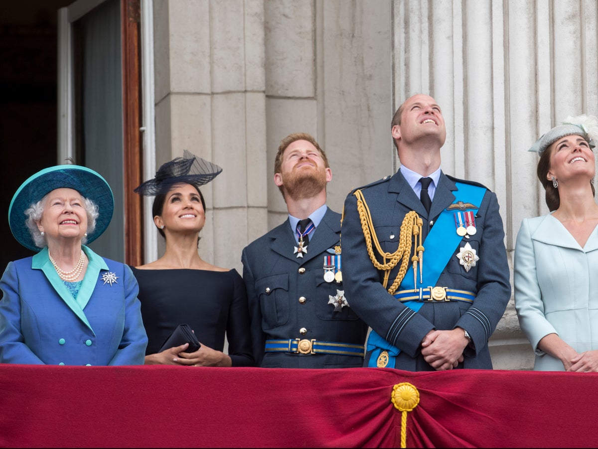 Did the Queen Deliberately Wear a Hat Designed to Look Like EU Flag?