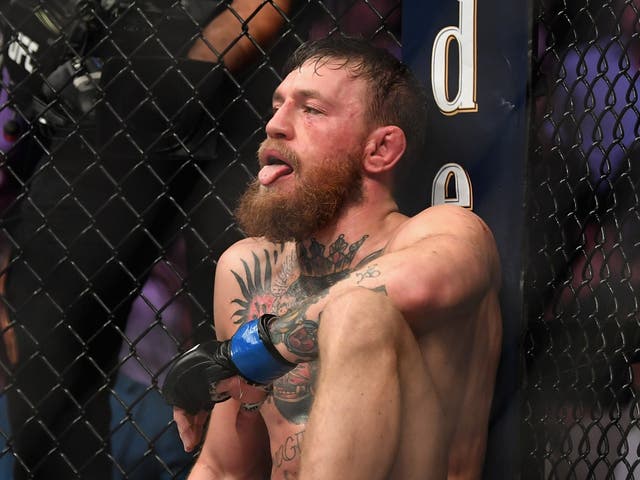 <p>Conor McGregor de Irlanda se sienta en el tapete en el octágono después de ser derrotado por Khabib Nurmagomedov de Rusia por sumisión en su pelea por el campeonato de peso ligero de UFC durante el evento UFC 229 dentro de T-Mobile Arena el 6 de octubre. 2018 en Las Vegas, Nevada. </p>