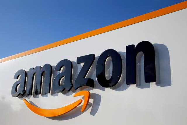 <p>El logotipo de Amazon se ve en el centro logístico de la empresa en Boves, Francia, el 8 de agosto de 2018. </p>