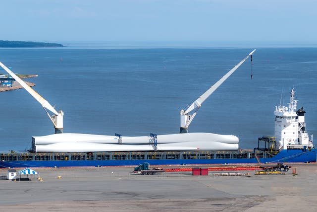 Turbine blades arrive by sea in Canada