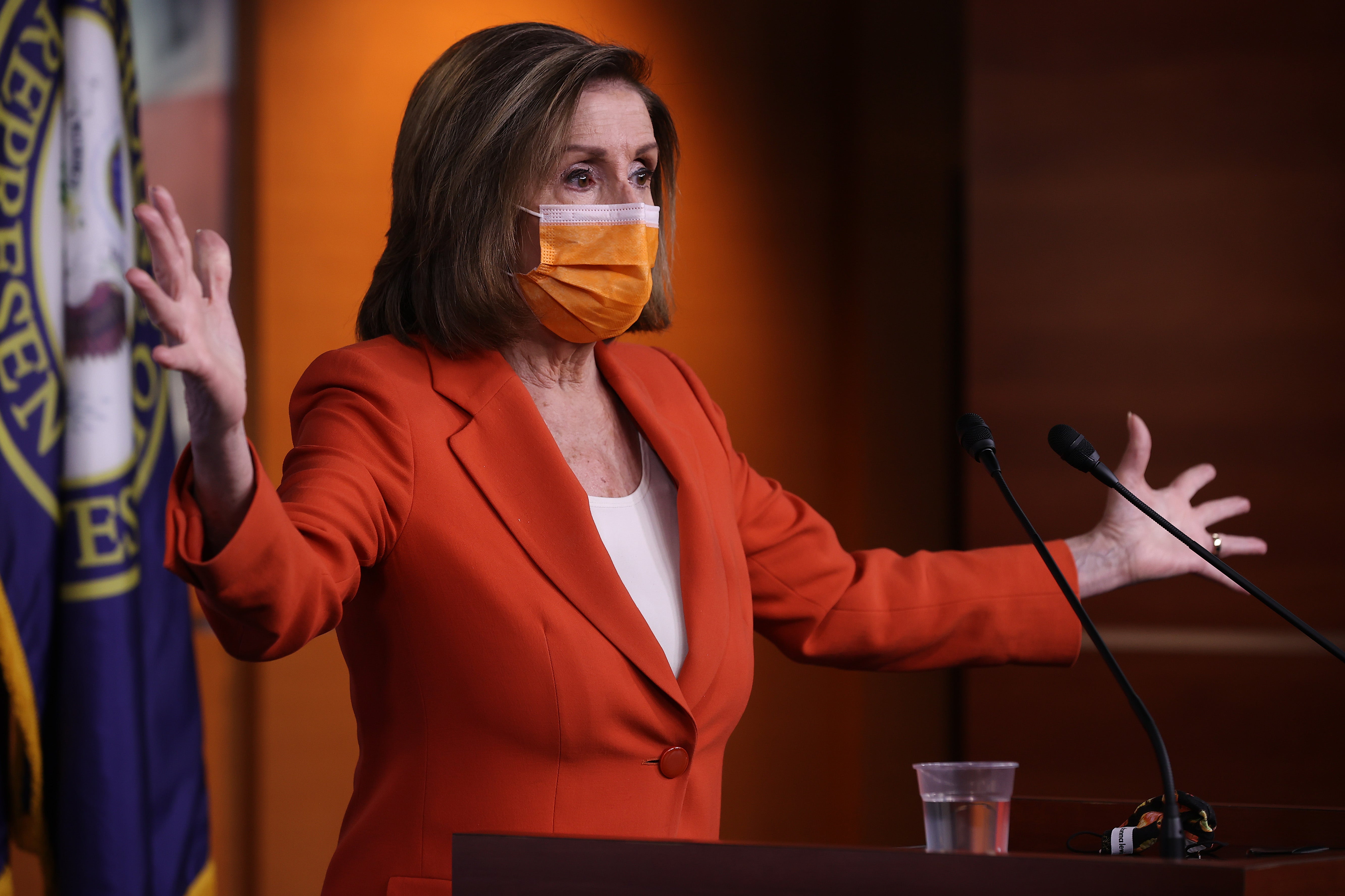 <p>La presidenta de la Cámara de Representantes, Nancy Pelosi (D-CA), celebra su conferencia de prensa semanal un día después de que el Congreso aprobara un paquete de estímulo relacionado con COVID de 1,9 billones de dólares en el Centro de Visitantes del Capitolio de EE. UU. El 11 de marzo de 2021 en Washington. CORRIENTE CONTINUA. El estímulo fue la primera gran victoria legislativa para el presidente Joe Biden y los demócratas del Congreso y parte de su agresivo plan para el control de armas, el derecho al voto y la reforma migratoria. </p>