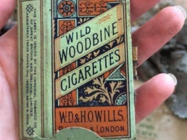 <p>Una caja de cigarrillos encontrada con las cartas de amor.</p>