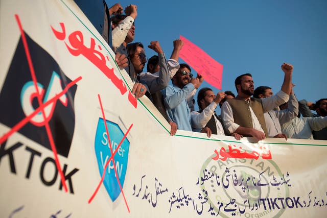 <p>File Activists of Pakistan Citizen Organisation shout slogans against the restore of TikTok services in the country, in Islamabad on 20 October, 2020</p>