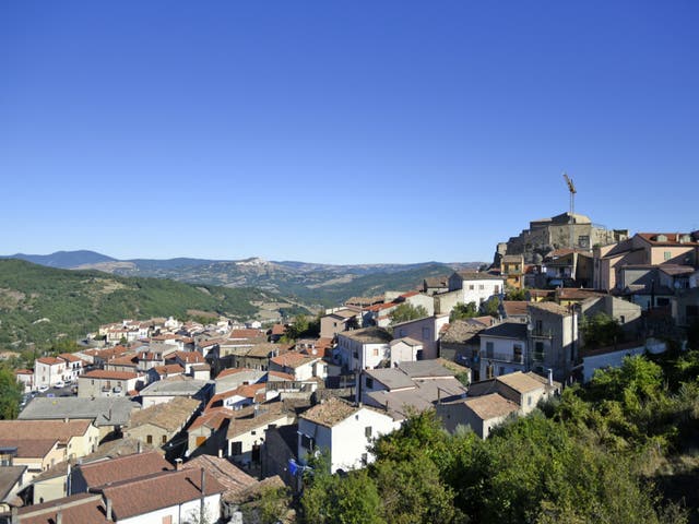 <p>Laurenzana, en la región de Basilicata, en el sur de Italia, es la última ciudad en firmar el plan para atraer a nuevos residentes.</p>