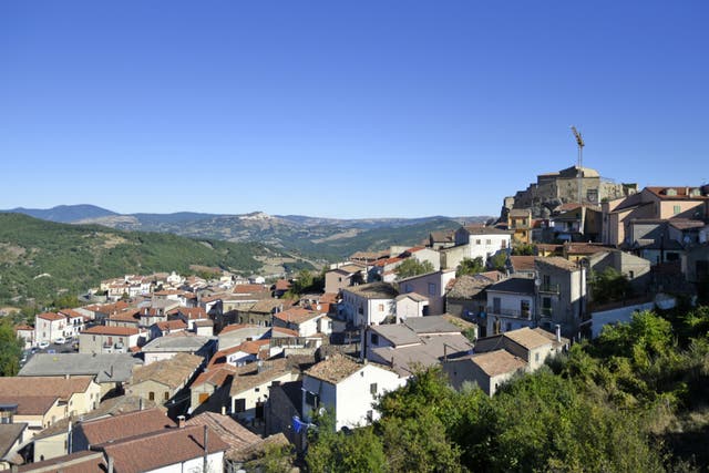 <p>Laurenzana, en la región de Basilicata, en el sur de Italia, es la última ciudad en firmar el plan para atraer a nuevos residentes.</p>